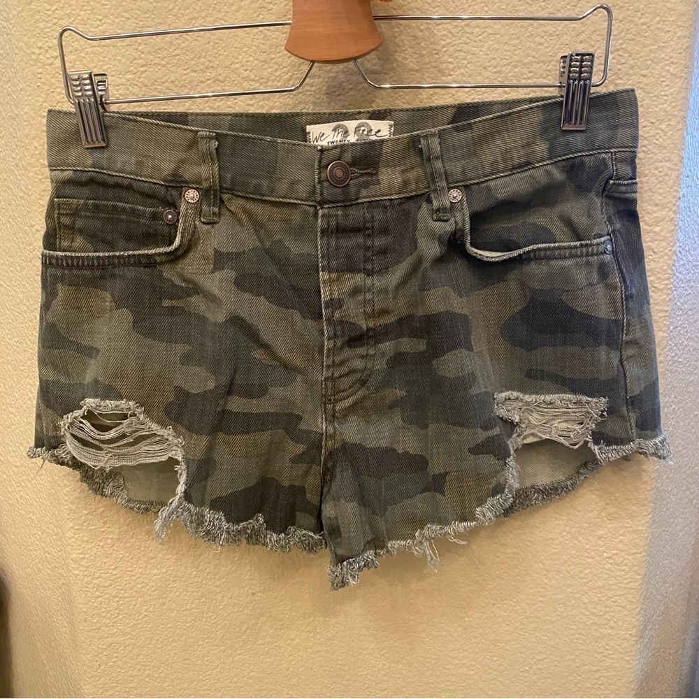 WE THE FREE Women Green Camo Button Fly Ripped Distress Jean Shorts Size 28